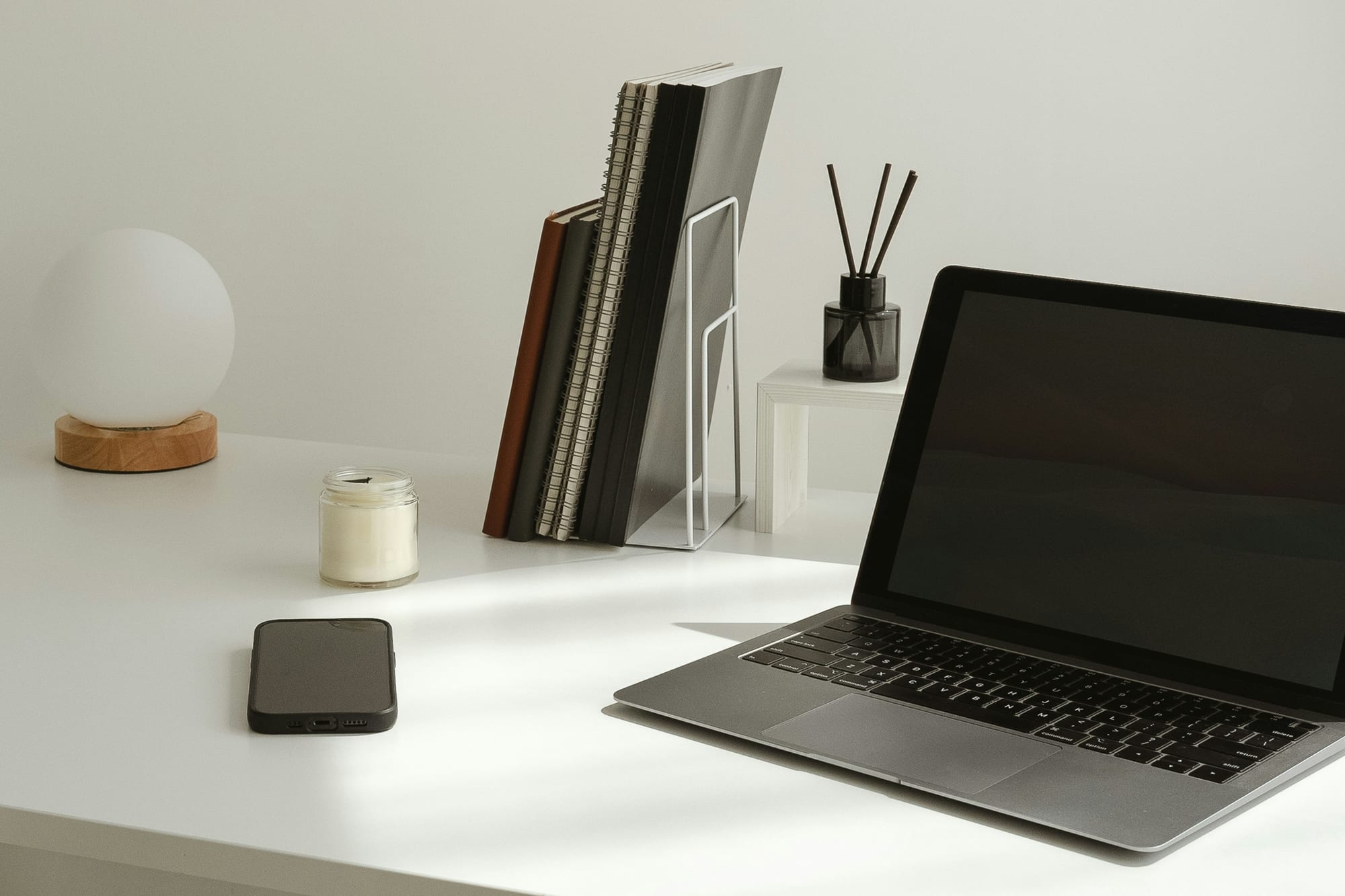 Minimalistischer Arbeitsplatz mit Laptop als Hintergrund für BV Private Planner